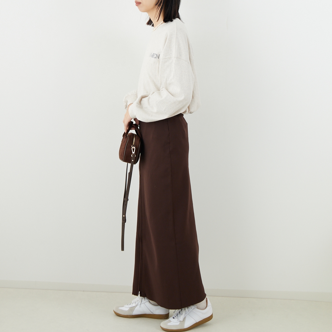 Maison de L'allure [メゾン ドゥ ラリュール] 2WAYジップナローニットスカート [M25131025] 28 BROWN &&モデル身長：162cm 着用サイズ：F&&