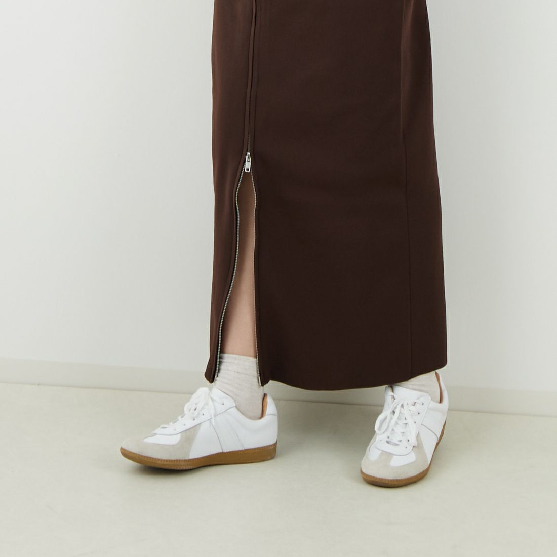 Maison de L'allure [メゾン ドゥ ラリュール] 2WAYジップナローニットスカート [M25131025] 28 BROWN &&モデル身長：162cm 着用サイズ：F&&