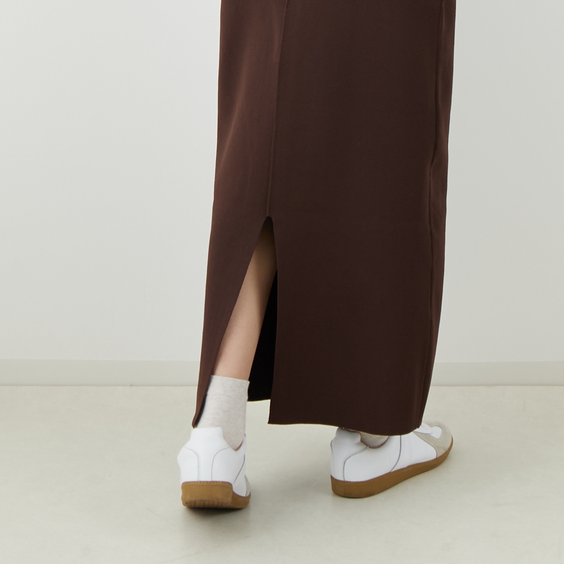 Maison de L'allure [メゾン ドゥ ラリュール] 2WAYジップナローニットスカート [M25131025] 28 BROWN &&モデル身長：162cm 着用サイズ：F&&