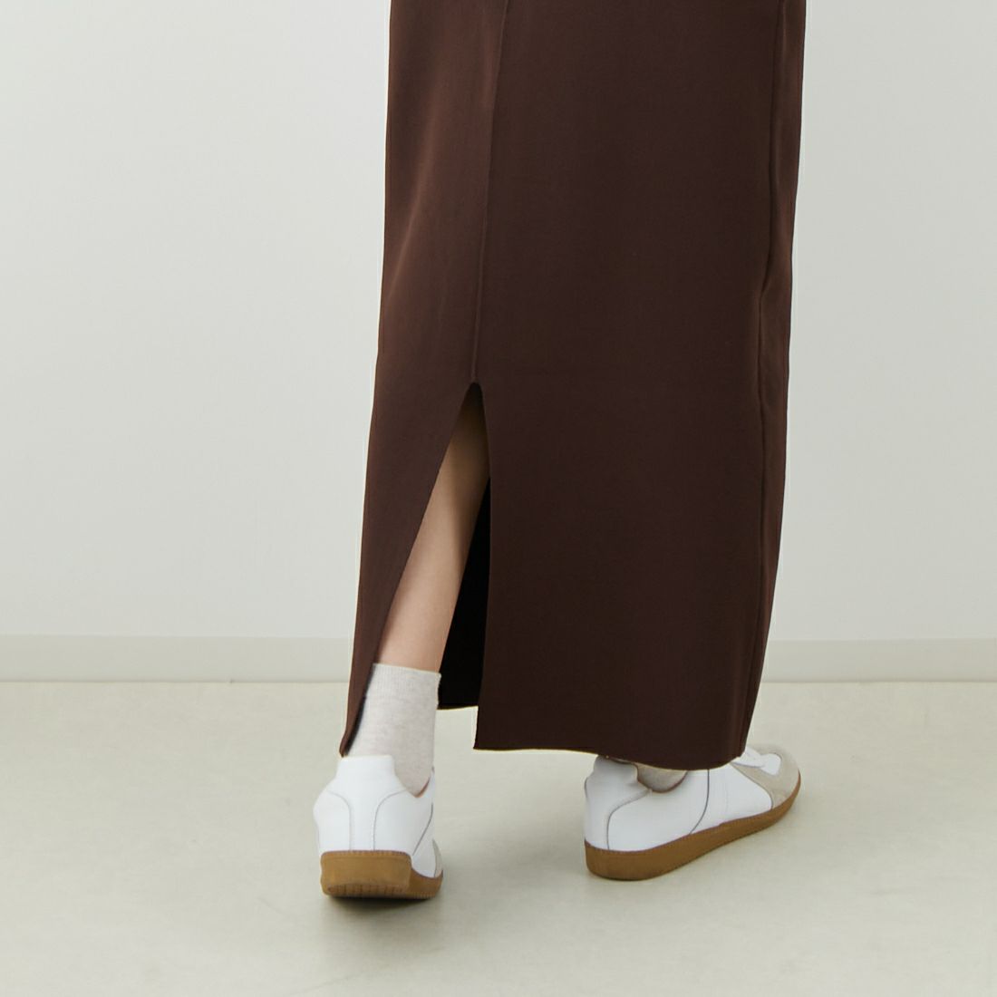 Maison de L'allure [メゾン ドゥ ラリュール] 2WAYジップナローニットスカート [M25131025] 28 BROWN &&モデル身長：162cm 着用サイズ：F&&