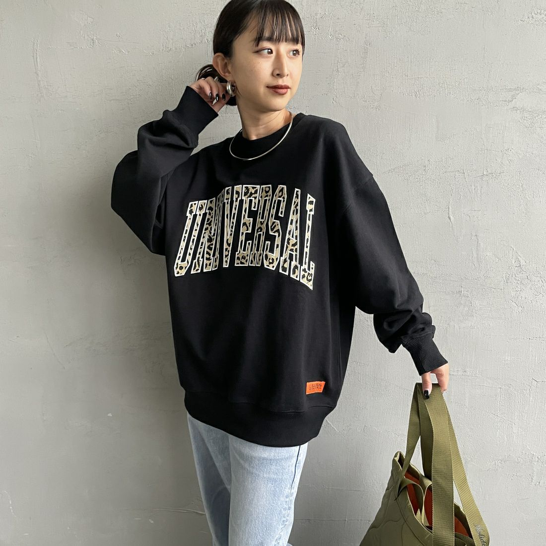 UNIVERSAL OVERALL [ユニバーサルオーバーオール] 別注 カレッジロゴデザイン クルーネックスウェット [U2531228IN-JF] BLACK &&モデル身長：150cm 着用サイズ：S&&