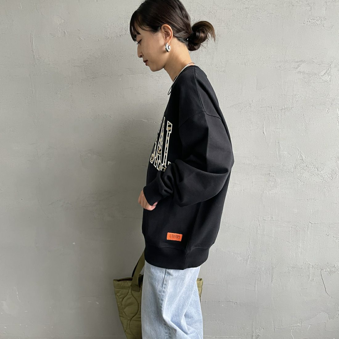 UNIVERSAL OVERALL [ユニバーサルオーバーオール] 別注 カレッジロゴデザイン クルーネックスウェット [U2531228IN-JF] BLACK &&モデル身長：150cm 着用サイズ：S&&