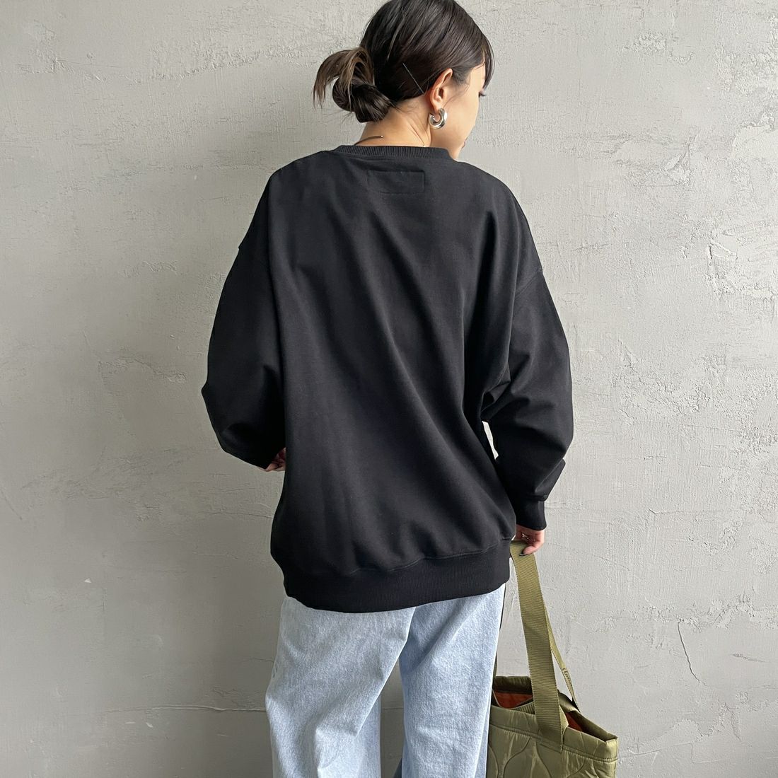 UNIVERSAL OVERALL [ユニバーサルオーバーオール] 別注 カレッジロゴデザイン クルーネックスウェット [U2531228IN-JF] BLACK &&モデル身長：150cm 着用サイズ：S&&