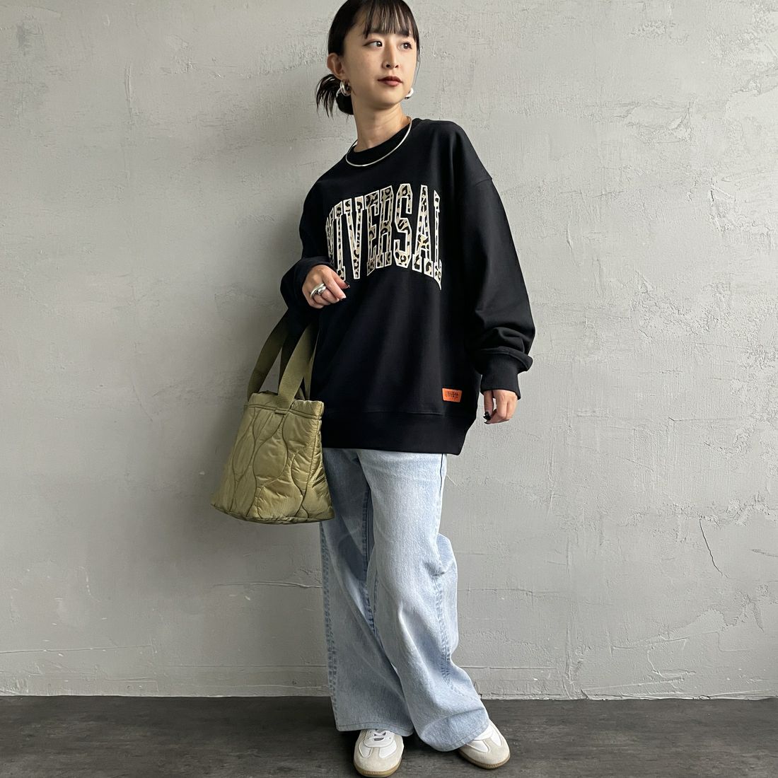 UNIVERSAL OVERALL [ユニバーサルオーバーオール] 別注 カレッジロゴデザイン クルーネックスウェット [U2531228IN-JF] BLACK &&モデル身長：150cm 着用サイズ：S&&