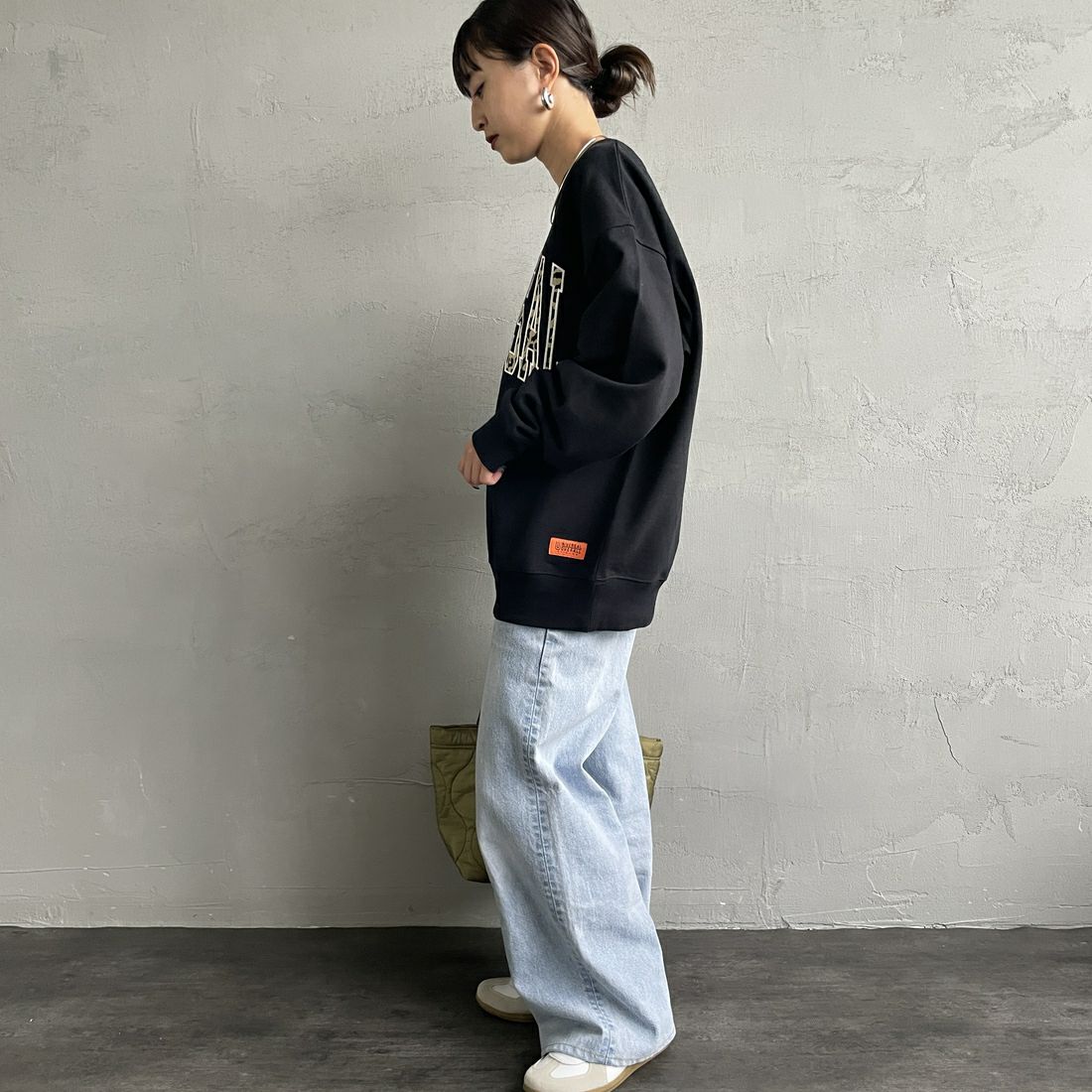 UNIVERSAL OVERALL [ユニバーサルオーバーオール] 別注 カレッジロゴデザイン クルーネックスウェット [U2531228IN-JF] BLACK &&モデル身長：150cm 着用サイズ：S&&