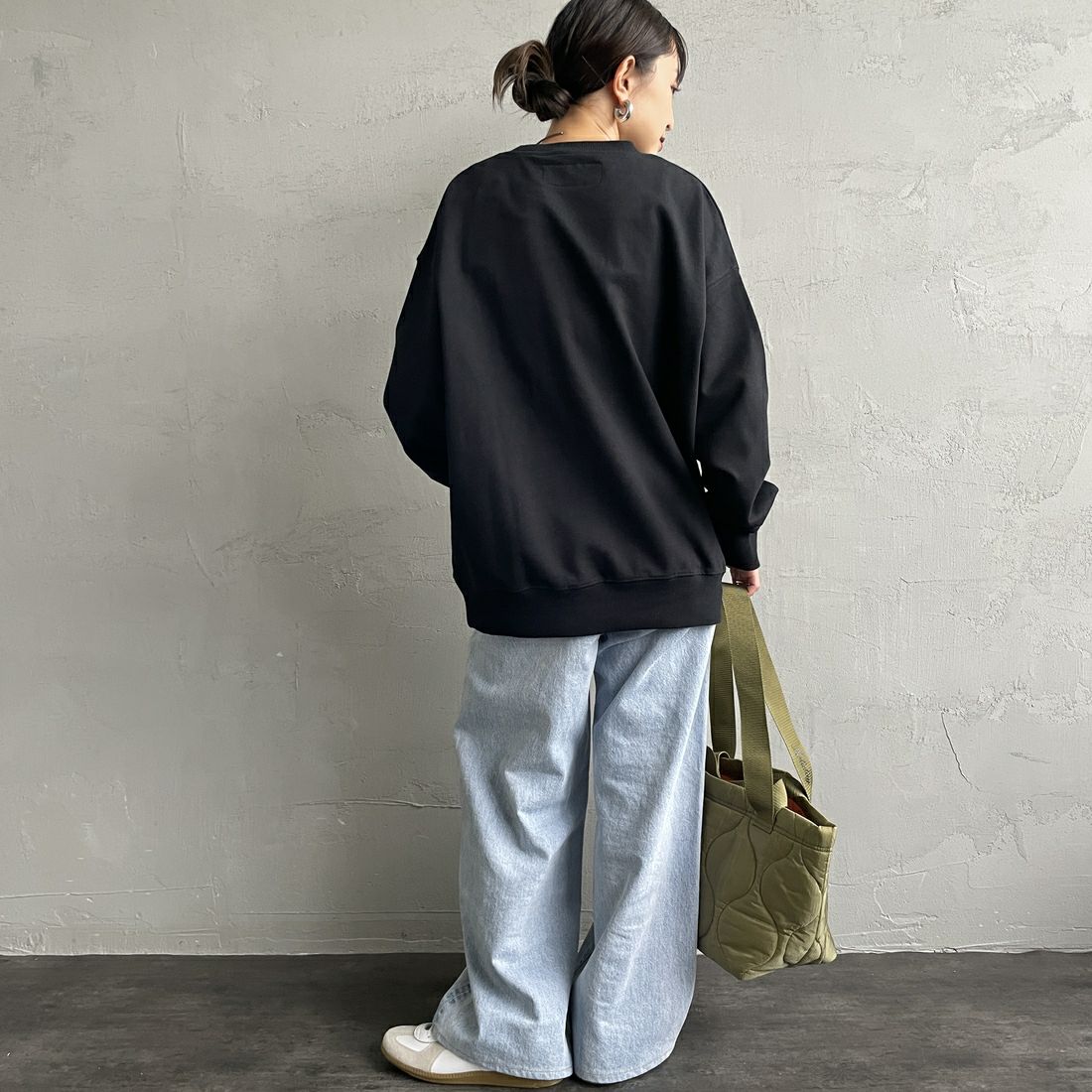 UNIVERSAL OVERALL [ユニバーサルオーバーオール] 別注 カレッジロゴデザイン クルーネックスウェット [U2531228IN-JF] BLACK &&モデル身長：150cm 着用サイズ：S&&