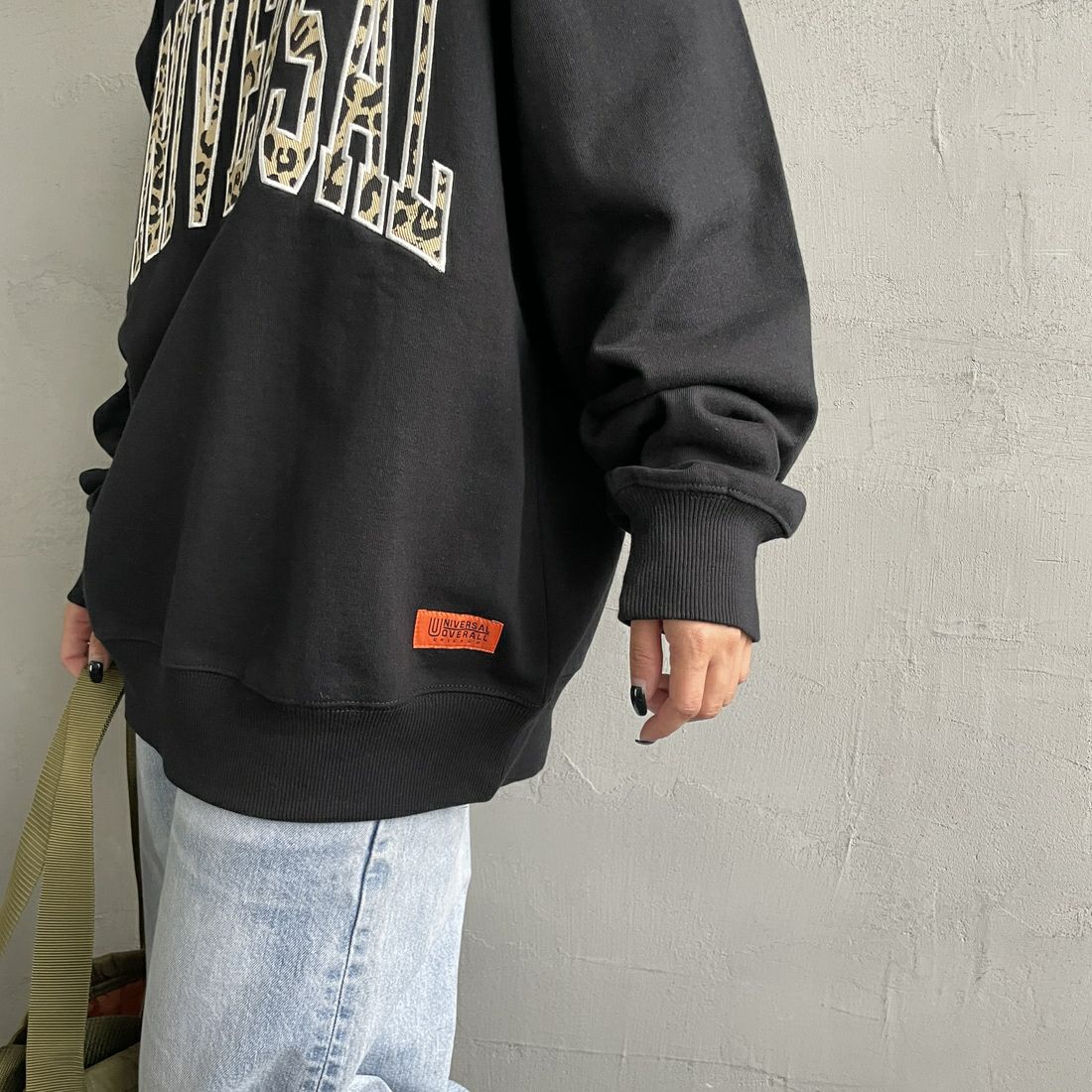 UNIVERSAL OVERALL [ユニバーサルオーバーオール] 別注 カレッジロゴデザイン クルーネックスウェット [U2531228IN-JF] BLACK &&モデル身長：150cm 着用サイズ：S&&