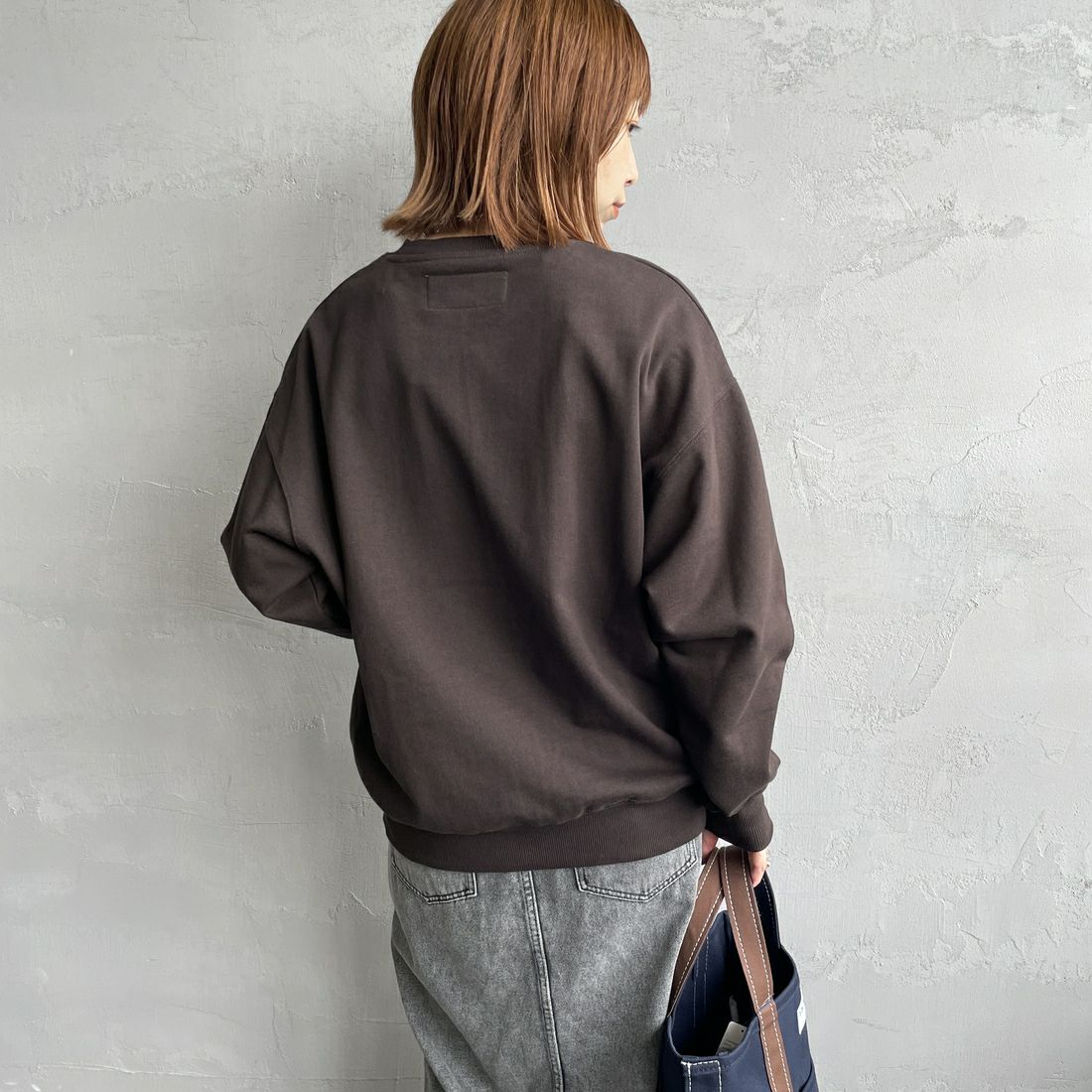 UNIVERSAL OVERALL [ユニバーサルオーバーオール] 別注 カレッジロゴデザイン クルーネックスウェット [U2531228IN-JF] BROWN &&モデル身長：158cm 着用サイズ：S&&