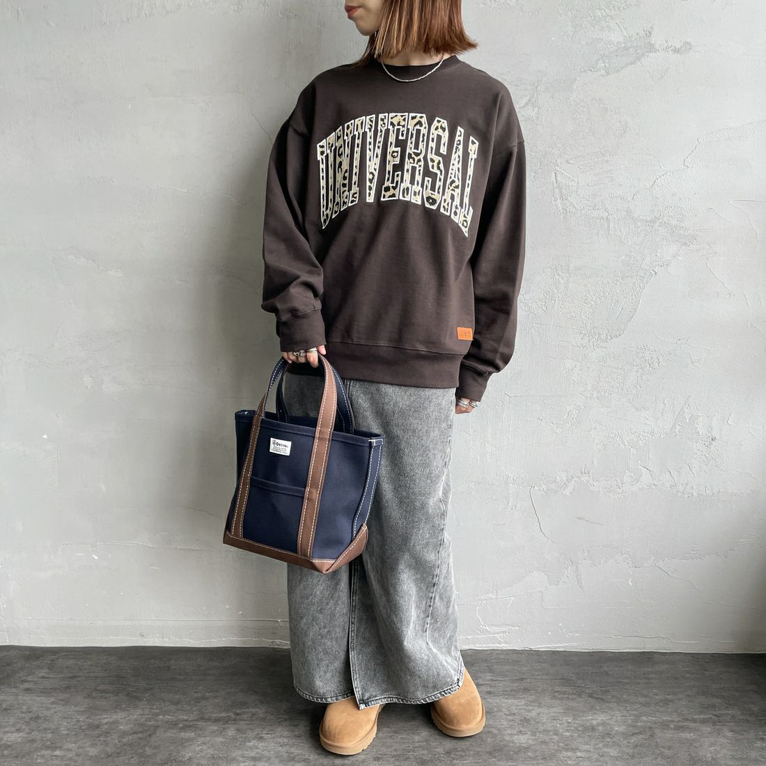 UNIVERSAL OVERALL [ユニバーサルオーバーオール] 別注 カレッジロゴデザイン クルーネックスウェット [U2531228IN-JF] BROWN &&モデル身長：158cm 着用サイズ：S&&