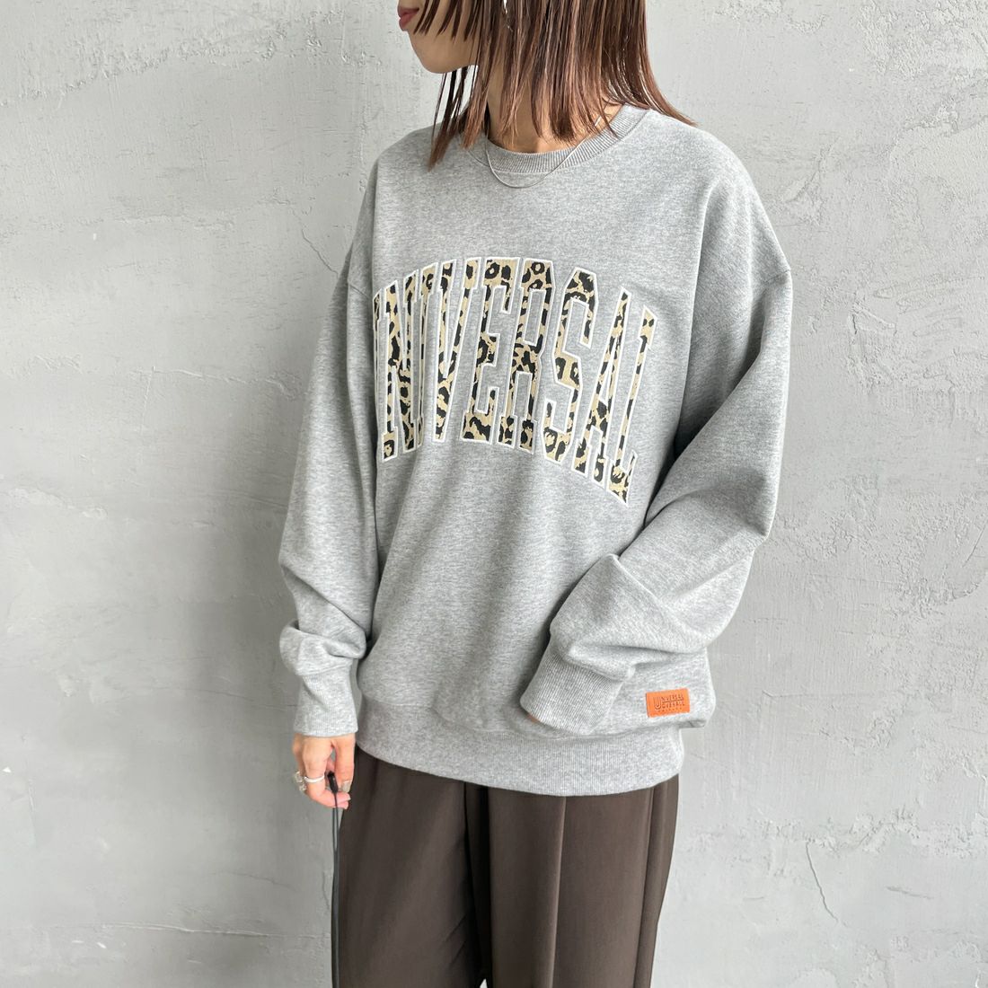 UNIVERSAL OVERALL [ユニバーサルオーバーオール] 別注 カレッジロゴデザイン クルーネックスウェット [U2531228IN-JF] ASH GRY &&モデル身長：160cm 着用サイズ：S&&