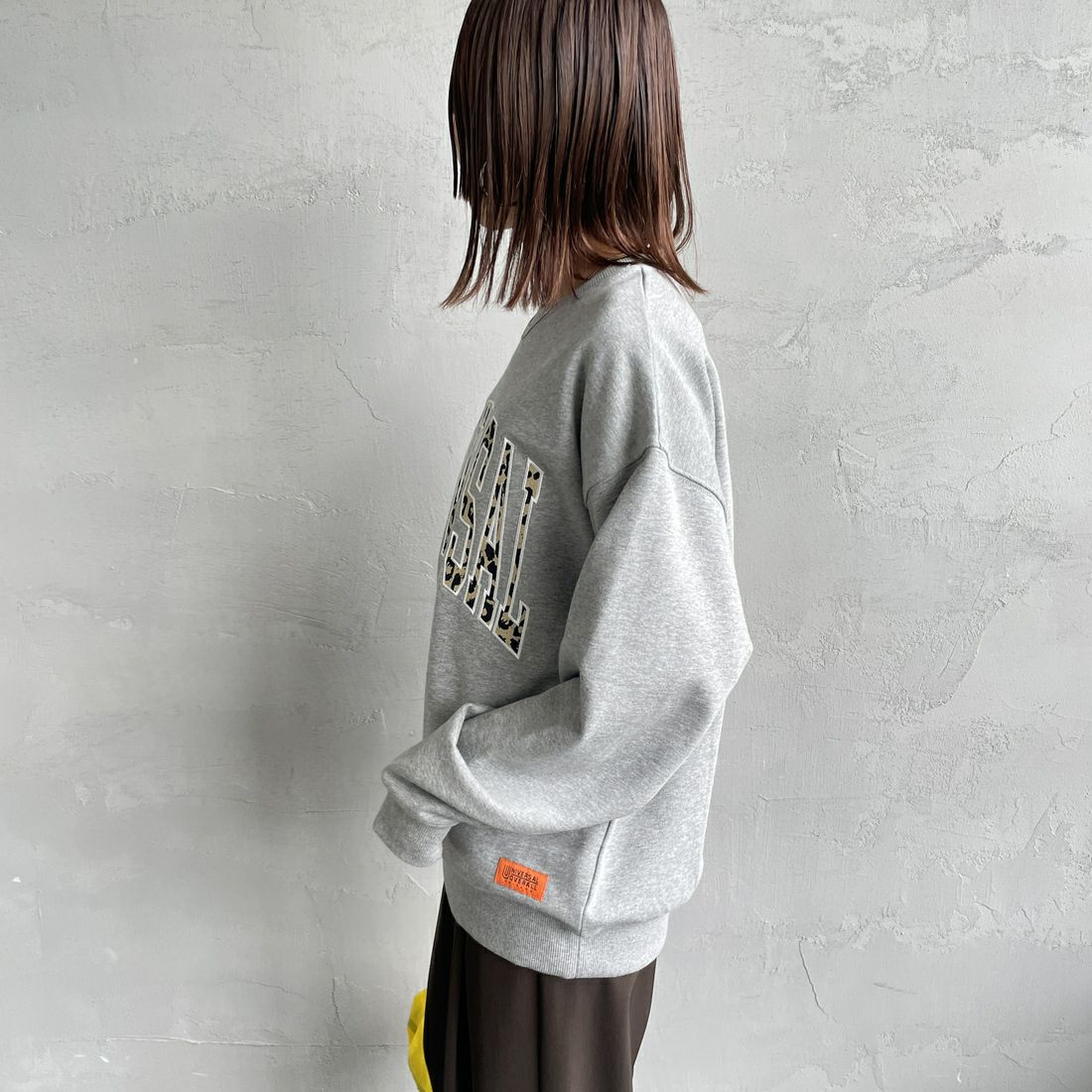 UNIVERSAL OVERALL [ユニバーサルオーバーオール] 別注 カレッジロゴデザイン クルーネックスウェット [U2531228IN-JF] ASH GRY &&モデル身長：160cm 着用サイズ：S&&