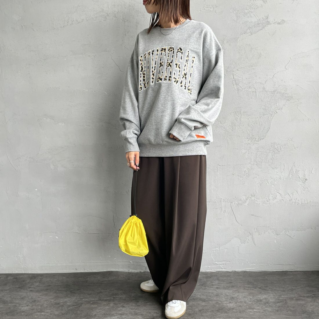 UNIVERSAL OVERALL [ユニバーサルオーバーオール] 別注 カレッジロゴデザイン クルーネックスウェット [U2531228IN-JF] ASH GRY &&モデル身長：160cm 着用サイズ：S&&