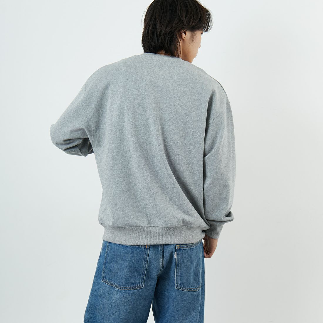 UNIVERSAL OVERALL [ユニバーサルオーバーオール] 別注 カレッジロゴデザイン クルーネックスウェット [U2531228IN-JF] ASH GRY &&モデル身長：179cm 着用サイズ：L&&