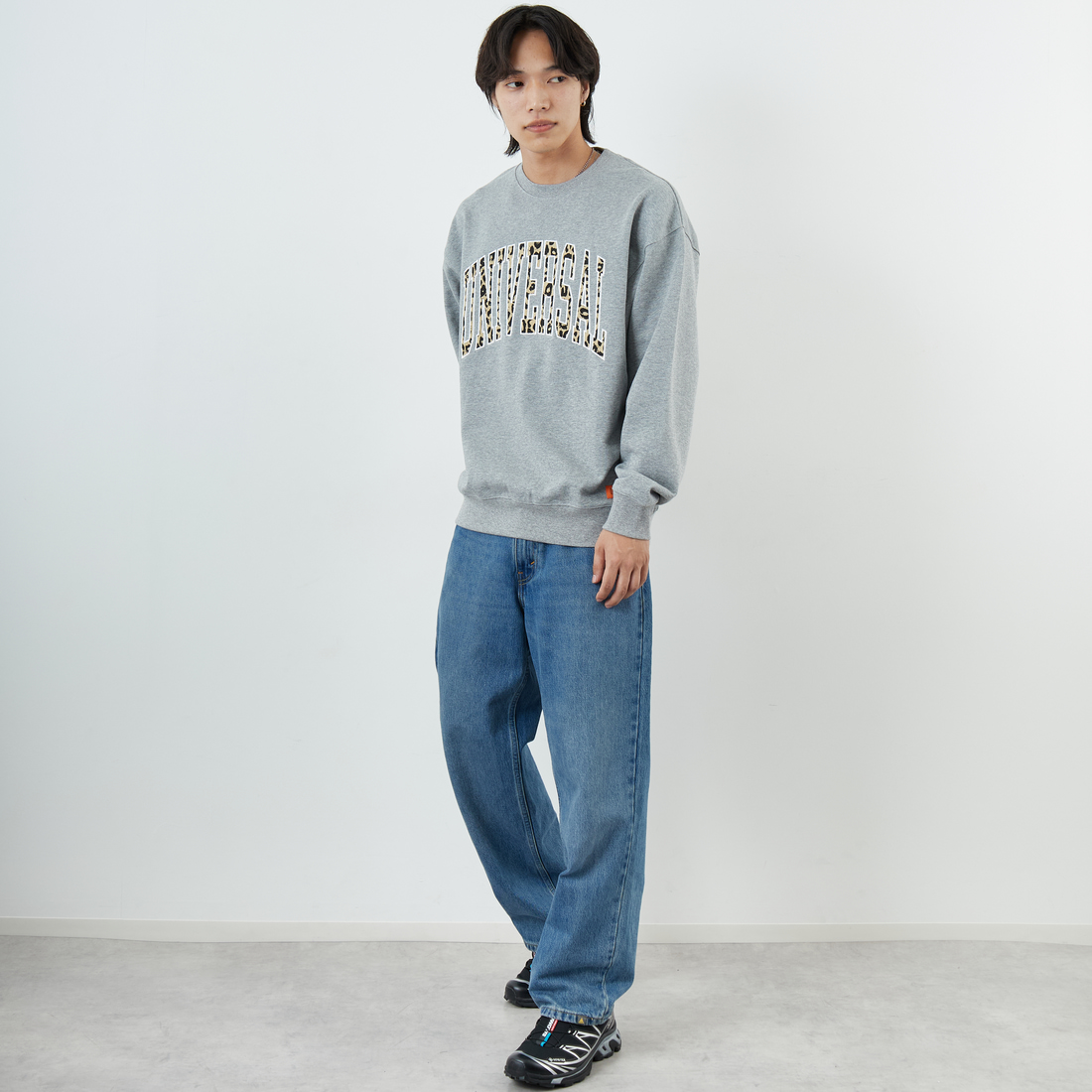 UNIVERSAL OVERALL [ユニバーサルオーバーオール] 別注 カレッジロゴデザイン クルーネックスウェット [U2531228IN-JF] ASH GRY &&モデル身長：179cm 着用サイズ：L&&