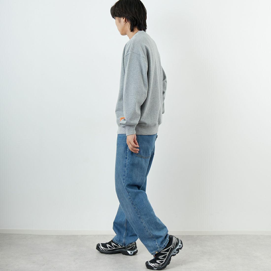 UNIVERSAL OVERALL [ユニバーサルオーバーオール] 別注 カレッジロゴデザイン クルーネックスウェット [U2531228IN-JF] ASH GRY &&モデル身長：179cm 着用サイズ：L&&