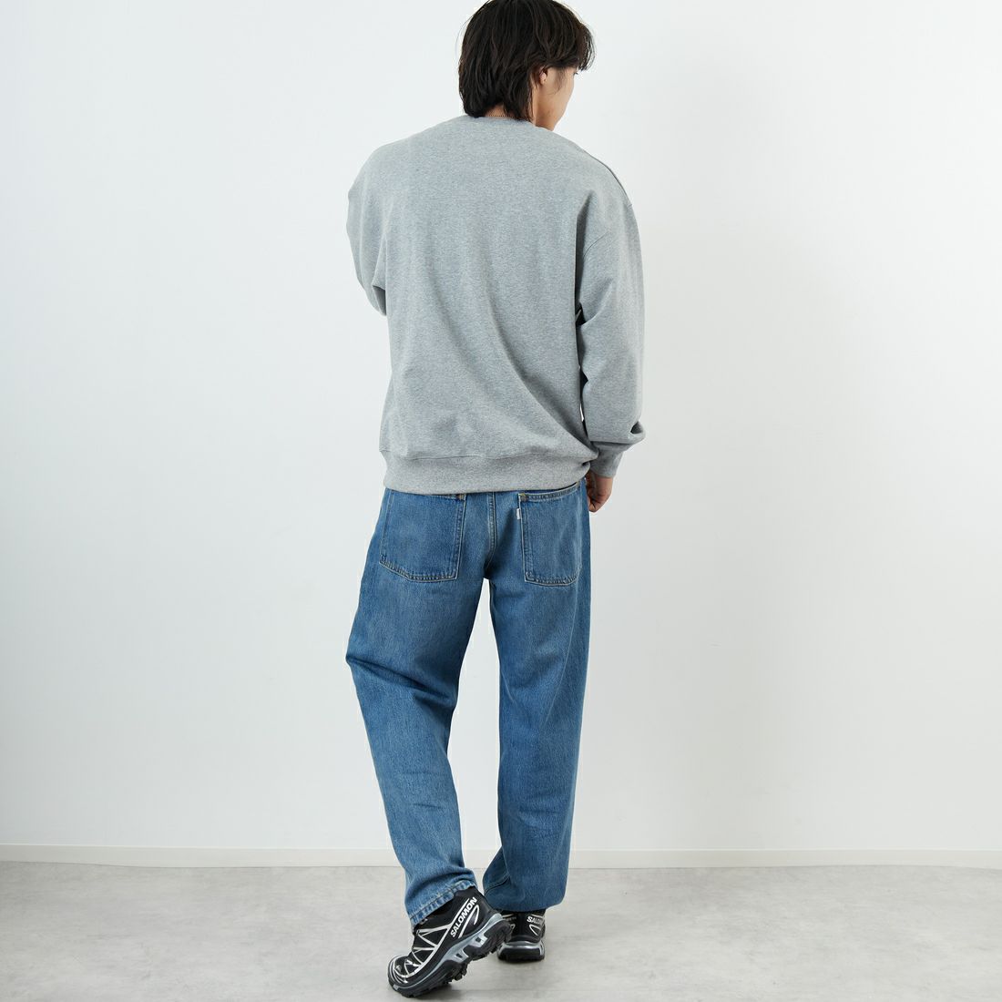 UNIVERSAL OVERALL [ユニバーサルオーバーオール] 別注 カレッジロゴデザイン クルーネックスウェット [U2531228IN-JF] ASH GRY &&モデル身長：179cm 着用サイズ：L&&