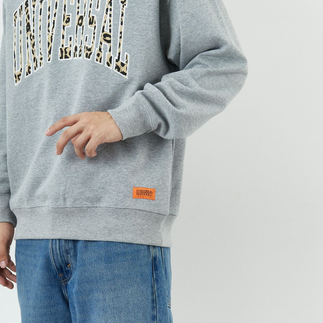 UNIVERSAL OVERALL [ユニバーサルオーバーオール] 別注 カレッジロゴデザイン クルーネックスウェット [U2531228IN-JF] ASH GRY &&モデル身長：179cm 着用サイズ：L&&