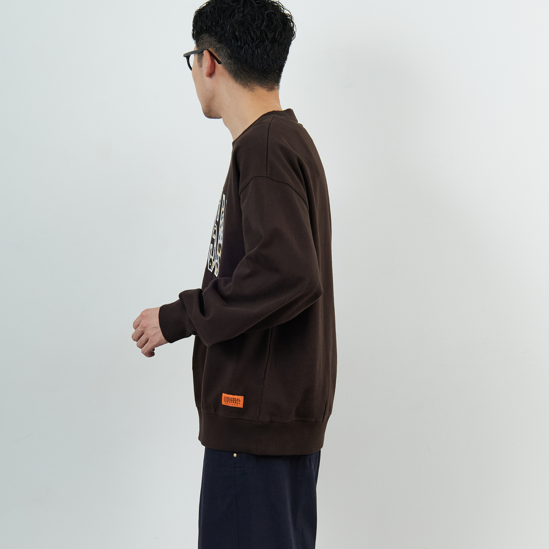 UNIVERSAL OVERALL [ユニバーサルオーバーオール] 別注 カレッジロゴデザイン クルーネックスウェット [U2531228IN-JF] BROWN &&モデル身長：168cm 着用サイズ：M&&