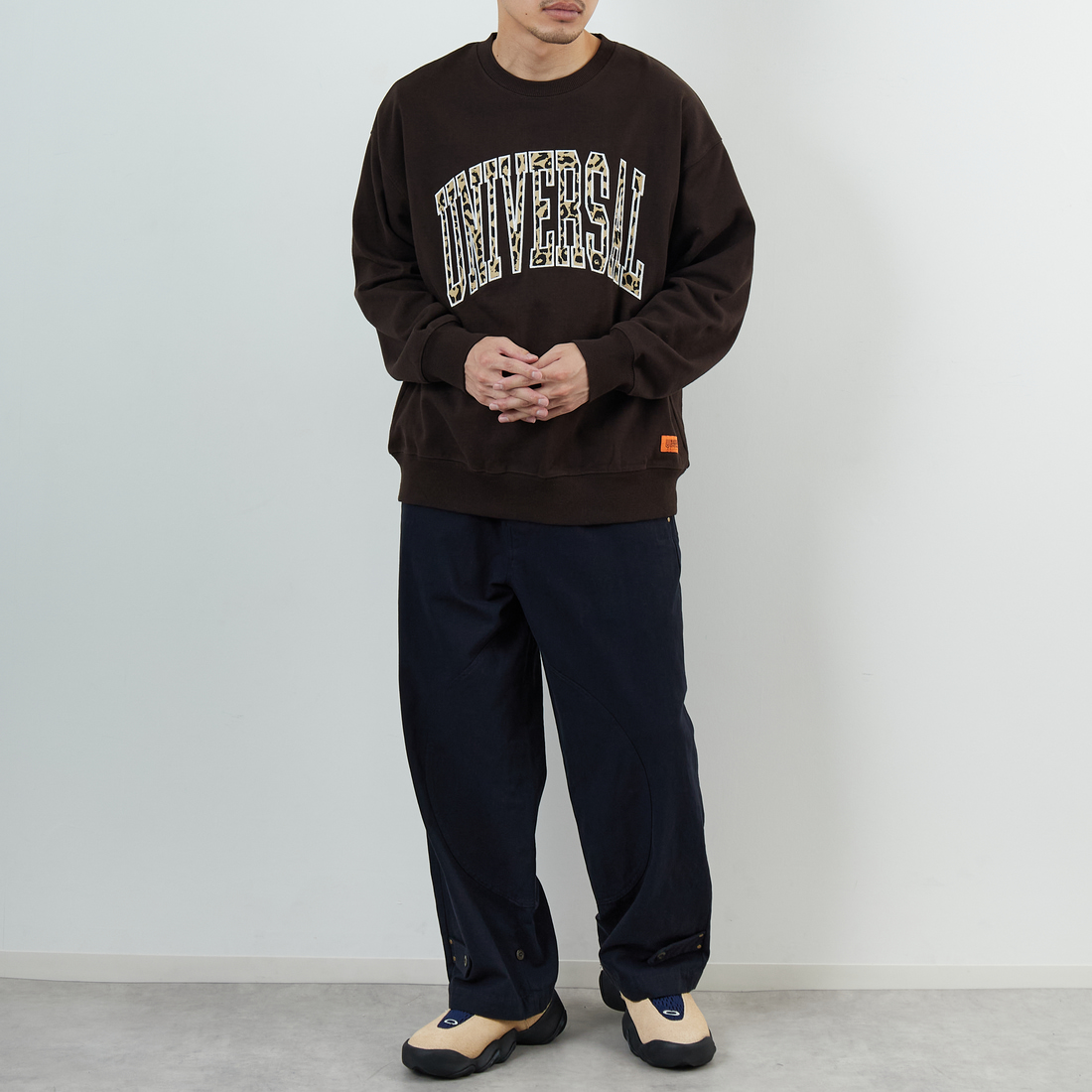 UNIVERSAL OVERALL [ユニバーサルオーバーオール] 別注 カレッジロゴデザイン クルーネックスウェット [U2531228IN-JF] BROWN &&モデル身長：168cm 着用サイズ：M&&