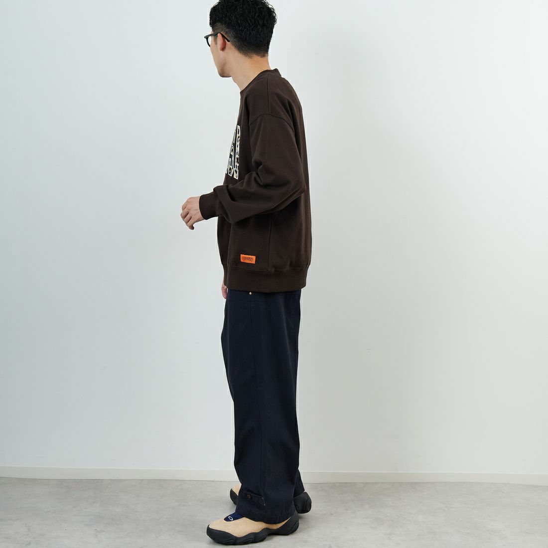 UNIVERSAL OVERALL [ユニバーサルオーバーオール] 別注 カレッジロゴデザイン クルーネックスウェット [U2531228IN-JF] BROWN &&モデル身長：168cm 着用サイズ：M&&
