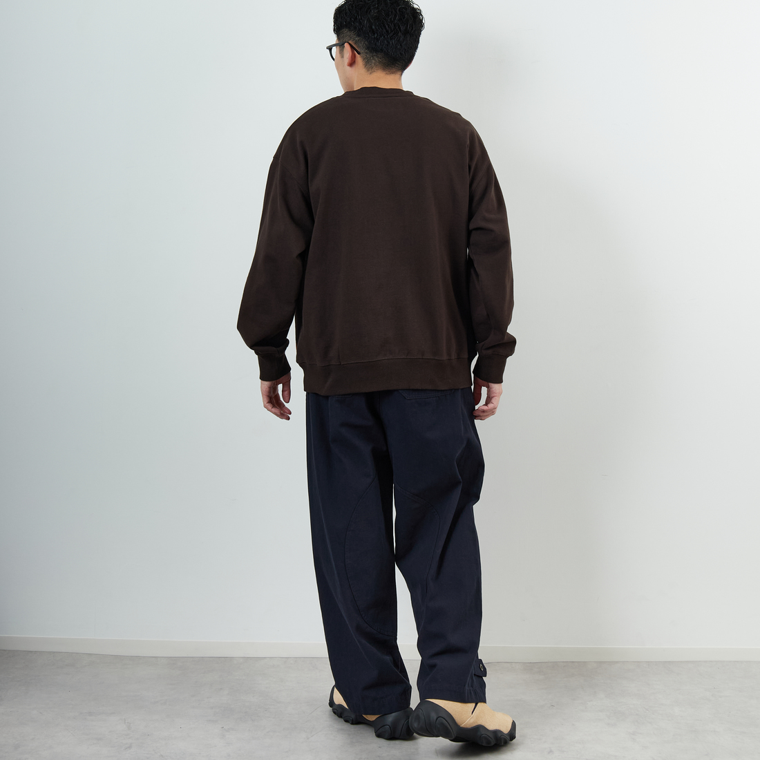 UNIVERSAL OVERALL [ユニバーサルオーバーオール] 別注 カレッジロゴデザイン クルーネックスウェット [U2531228IN-JF] BROWN &&モデル身長：168cm 着用サイズ：M&&