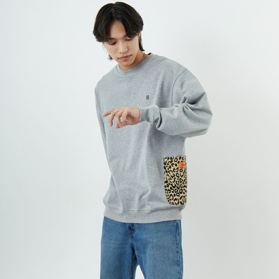 UNIVERSAL OVERALL [ユニバーサルオーバーオール] 別注 レオパードポケット カバーオールスウェット [U2531226IN-JF] ASH &&モデル身長：179cm 着用サイズ：XL&&