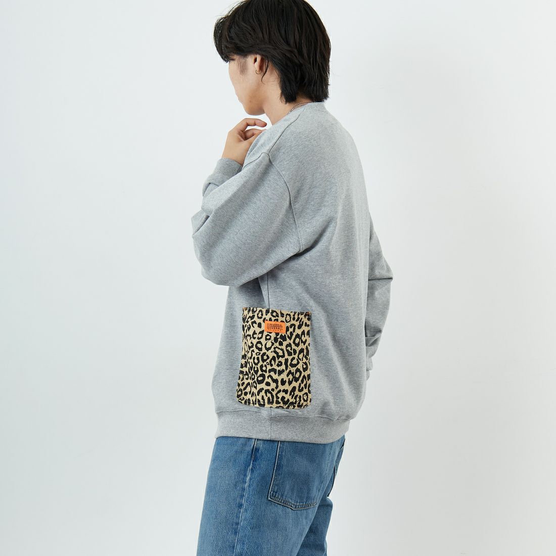 UNIVERSAL OVERALL [ユニバーサルオーバーオール] 別注 レオパードポケット カバーオールスウェット [U2531226IN-JF] ASH &&モデル身長：179cm 着用サイズ：XL&&