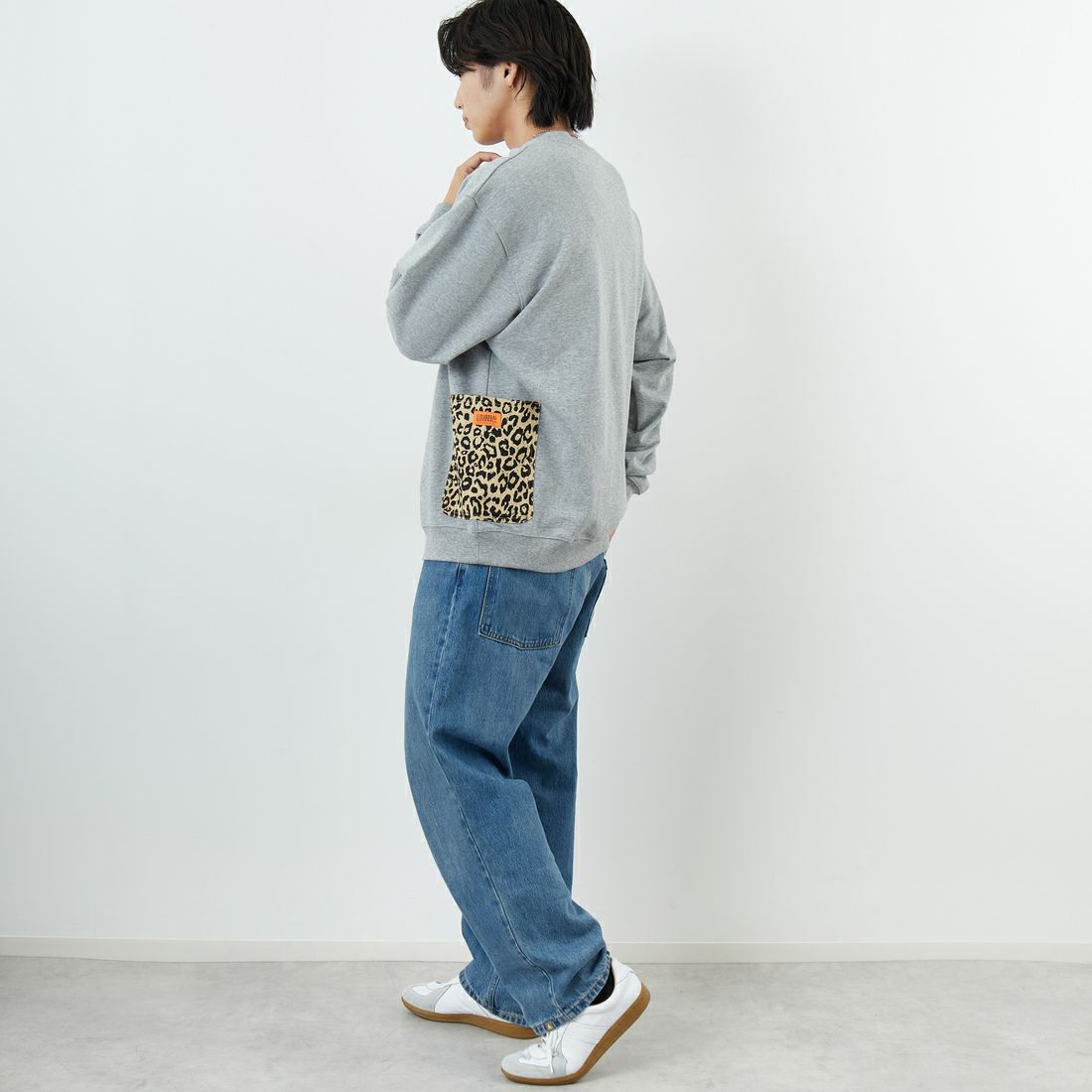 UNIVERSAL OVERALL [ユニバーサルオーバーオール] 別注 レオパードポケット カバーオールスウェット [U2531226IN-JF] ASH &&モデル身長：179cm 着用サイズ：XL&&