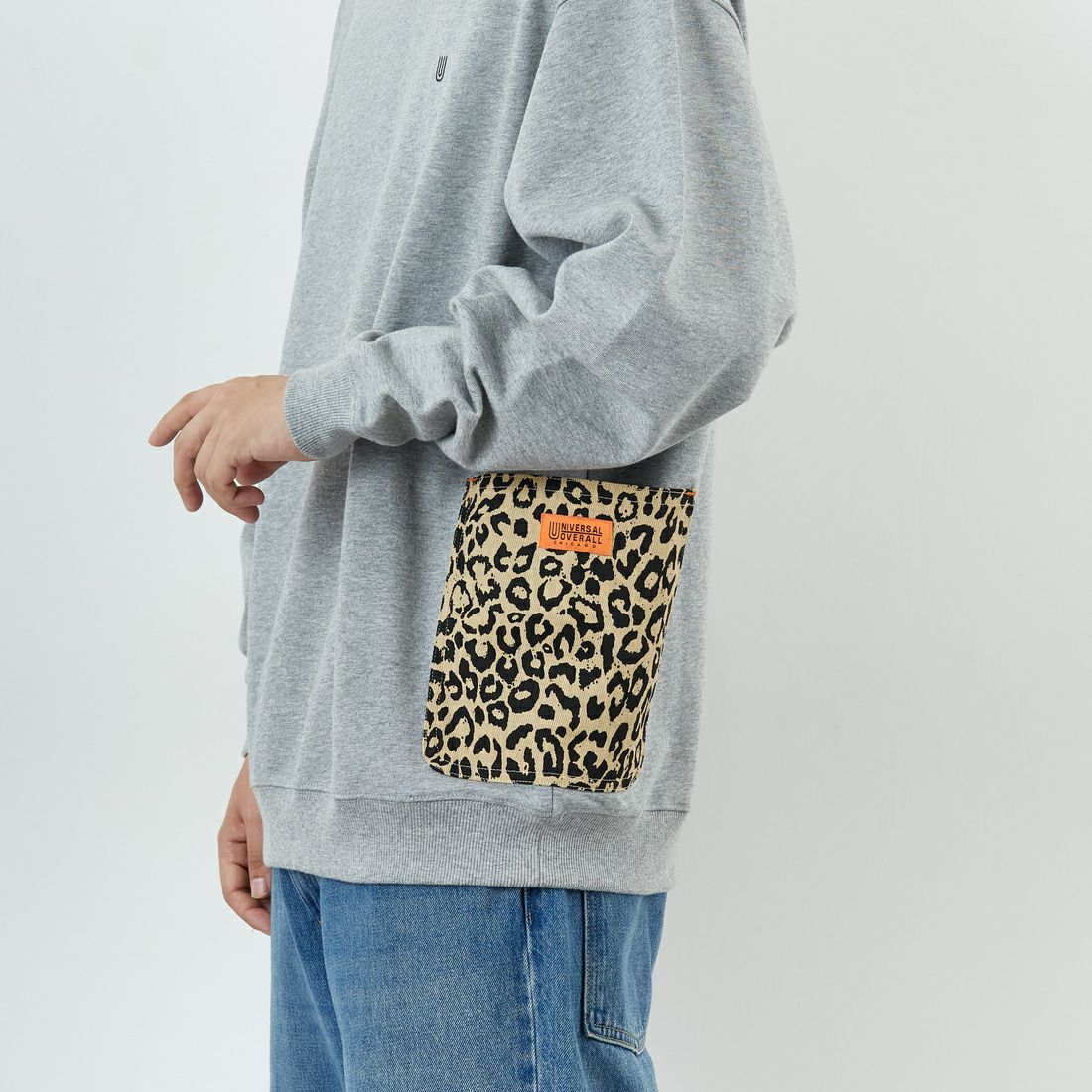 UNIVERSAL OVERALL [ユニバーサルオーバーオール] 別注 レオパードポケット カバーオールスウェット [U2531226IN-JF] ASH &&モデル身長：179cm 着用サイズ：XL&&