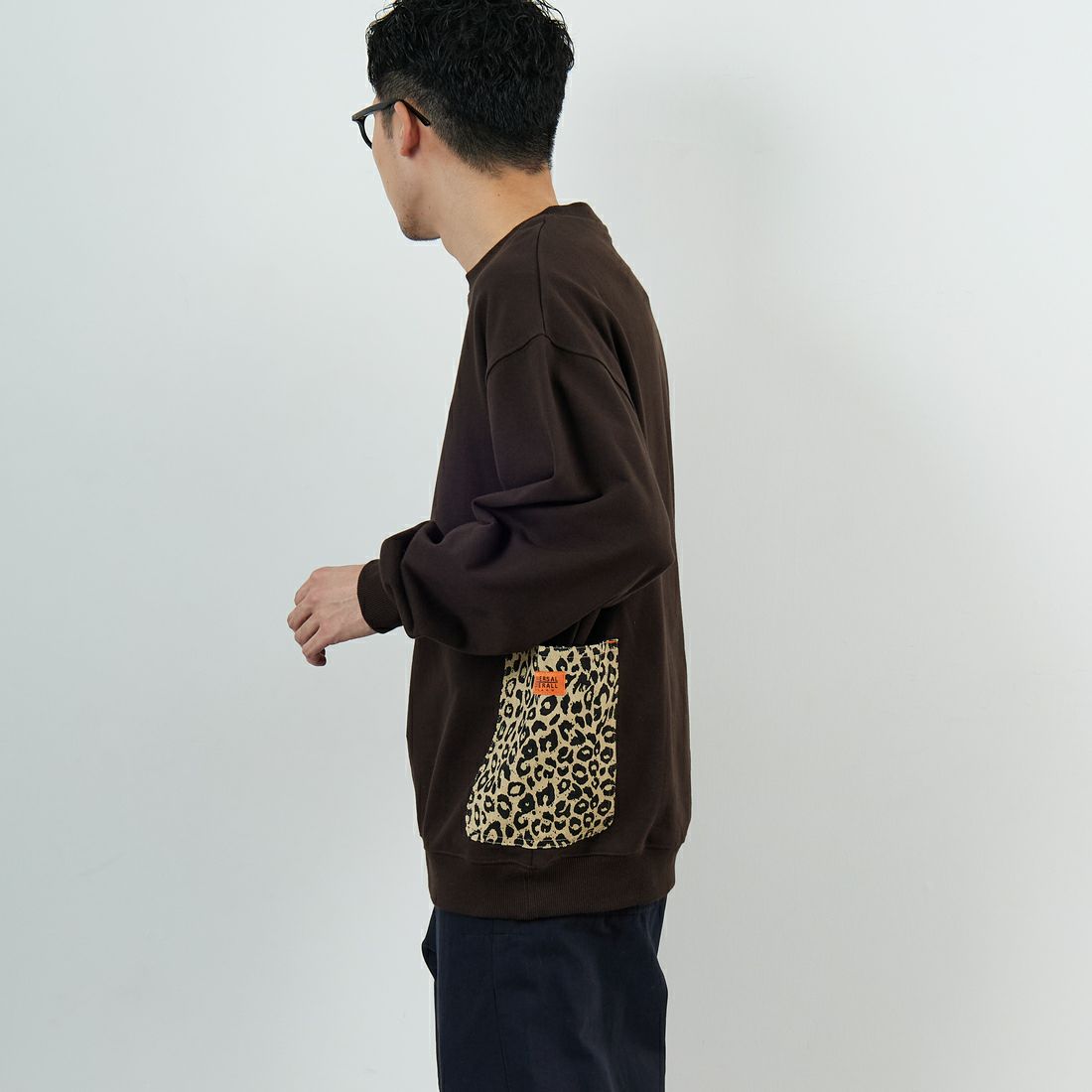 UNIVERSAL OVERALL [ユニバーサルオーバーオール] 別注 レオパードポケット カバーオールスウェット [U2531226IN-JF] BROWN &&モデル身長：168cm 着用サイズ：L&&