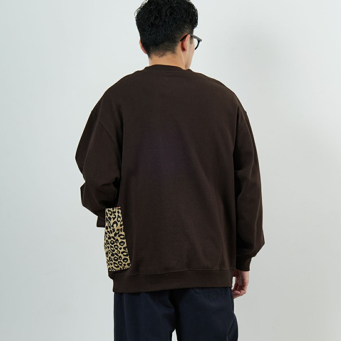 UNIVERSAL OVERALL [ユニバーサルオーバーオール] 別注 レオパードポケット カバーオールスウェット [U2531226IN-JF] BROWN &&モデル身長：168cm 着用サイズ：L&&
