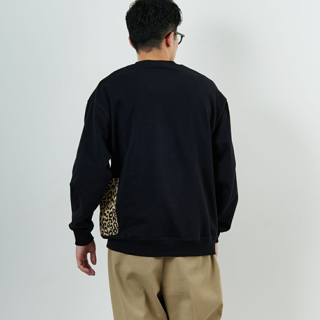 UNIVERSAL OVERALL [ユニバーサルオーバーオール] 別注 レオパードポケット カバーオールスウェット [U2531226IN-JF] BLACK &&モデル身長：168cm 着用サイズ：M&&