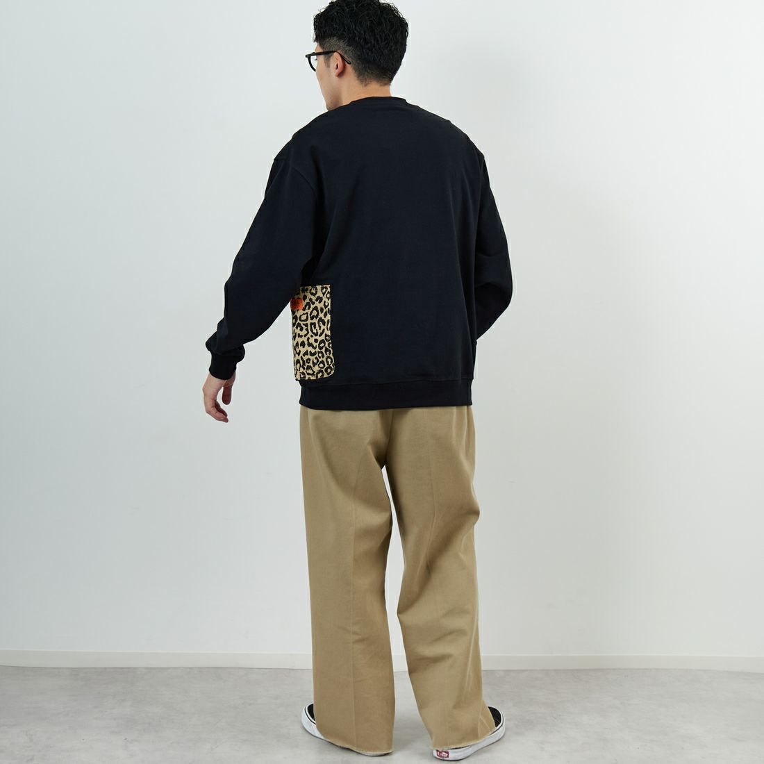 UNIVERSAL OVERALL [ユニバーサルオーバーオール] 別注 レオパードポケット カバーオールスウェット [U2531226IN-JF] BLACK &&モデル身長：168cm 着用サイズ：M&&