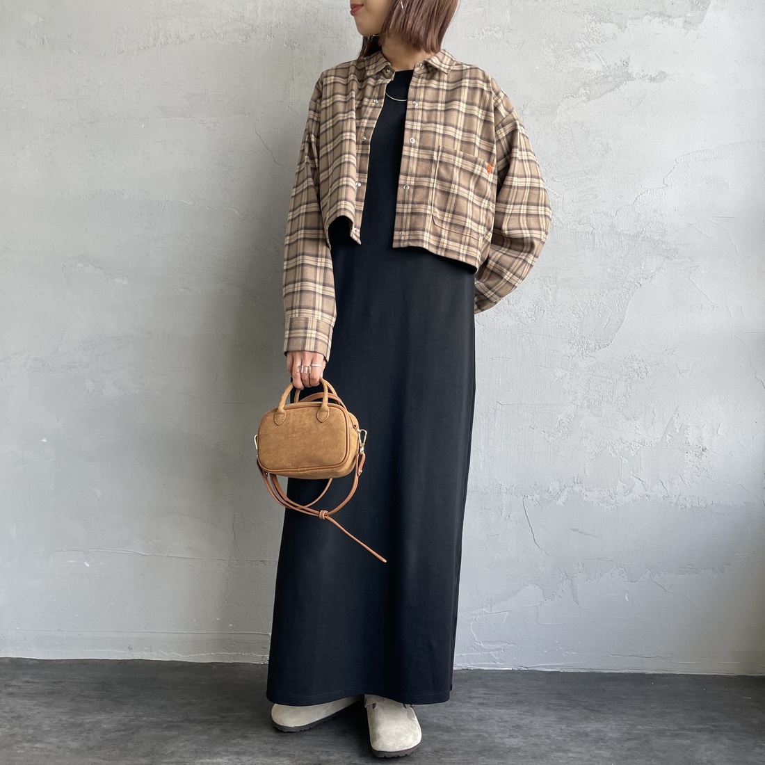 UNIVERSAL OVERALL [ユニバーサルオーバーオール] 別注 ショート丈ビッグポケットシャツ [U2533158IN-JF] BEIGE &&モデル身長：159cm 着用サイズ：F&&