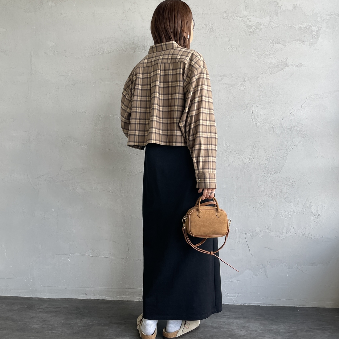 UNIVERSAL OVERALL [ユニバーサルオーバーオール] 別注 ショート丈ビッグポケットシャツ [U2533158IN-JF] BEIGE &&モデル身長：159cm 着用サイズ：F&&