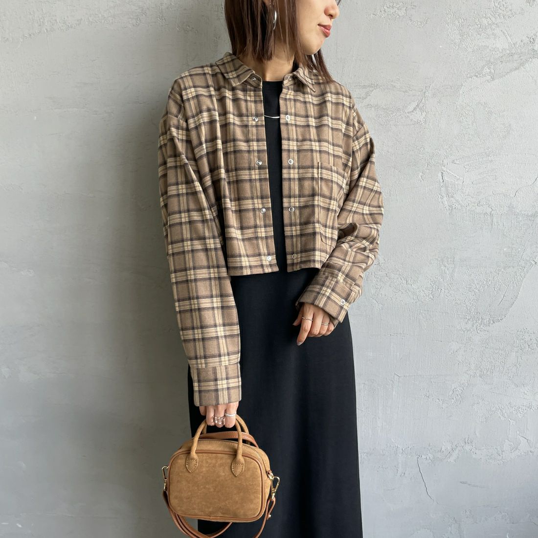 UNIVERSAL OVERALL [ユニバーサルオーバーオール] 別注 ショート丈ビッグポケットシャツ [U2533158IN-JF] BEIGE &&モデル身長：159cm 着用サイズ：F&&