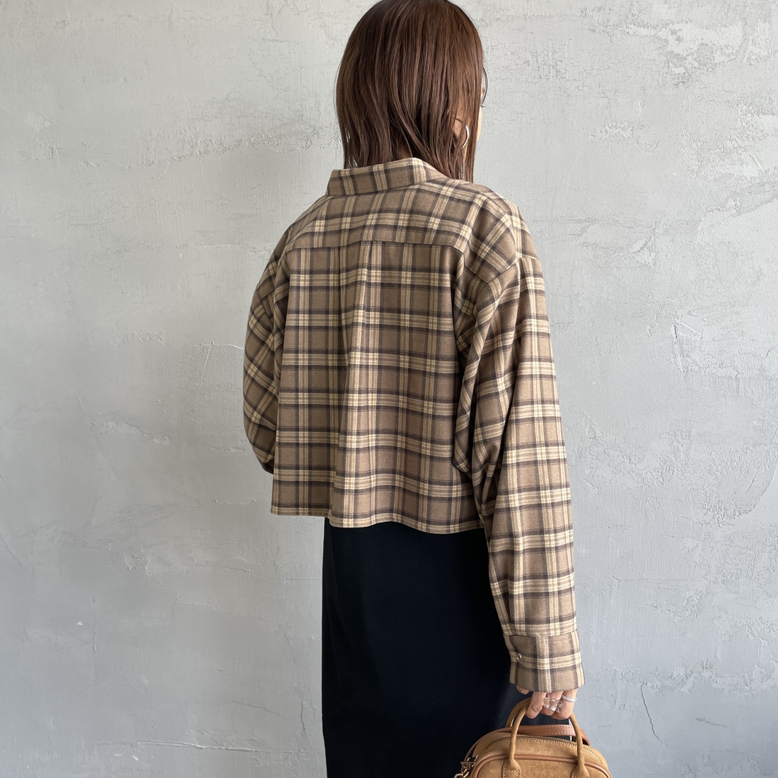 UNIVERSAL OVERALL [ユニバーサルオーバーオール] 別注 ショート丈ビッグポケットシャツ [U2533158IN-JF] BEIGE &&モデル身長：159cm 着用サイズ：F&&