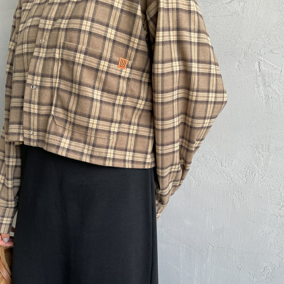 UNIVERSAL OVERALL [ユニバーサルオーバーオール] 別注 ショート丈ビッグポケットシャツ [U2533158IN-JF] BEIGE &&モデル身長：159cm 着用サイズ：F&&