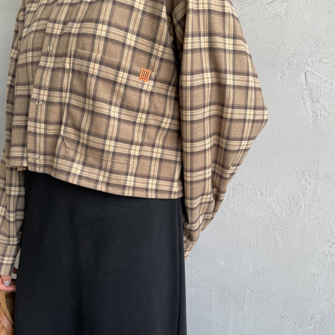 UNIVERSAL OVERALL [ユニバーサルオーバーオール] 別注 ショート丈ビッグポケットシャツ [U2533158IN-JF] BEIGE &&モデル身長：159cm 着用サイズ：F&&