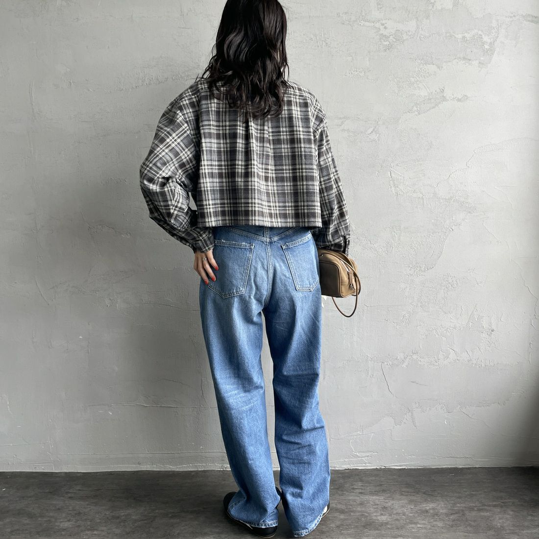 UNIVERSAL OVERALL [ユニバーサルオーバーオール] 別注 ショート丈ビッグポケットシャツ [U2533158IN-JF] GRAY &&モデル身長：160cm 着用サイズ：F&&