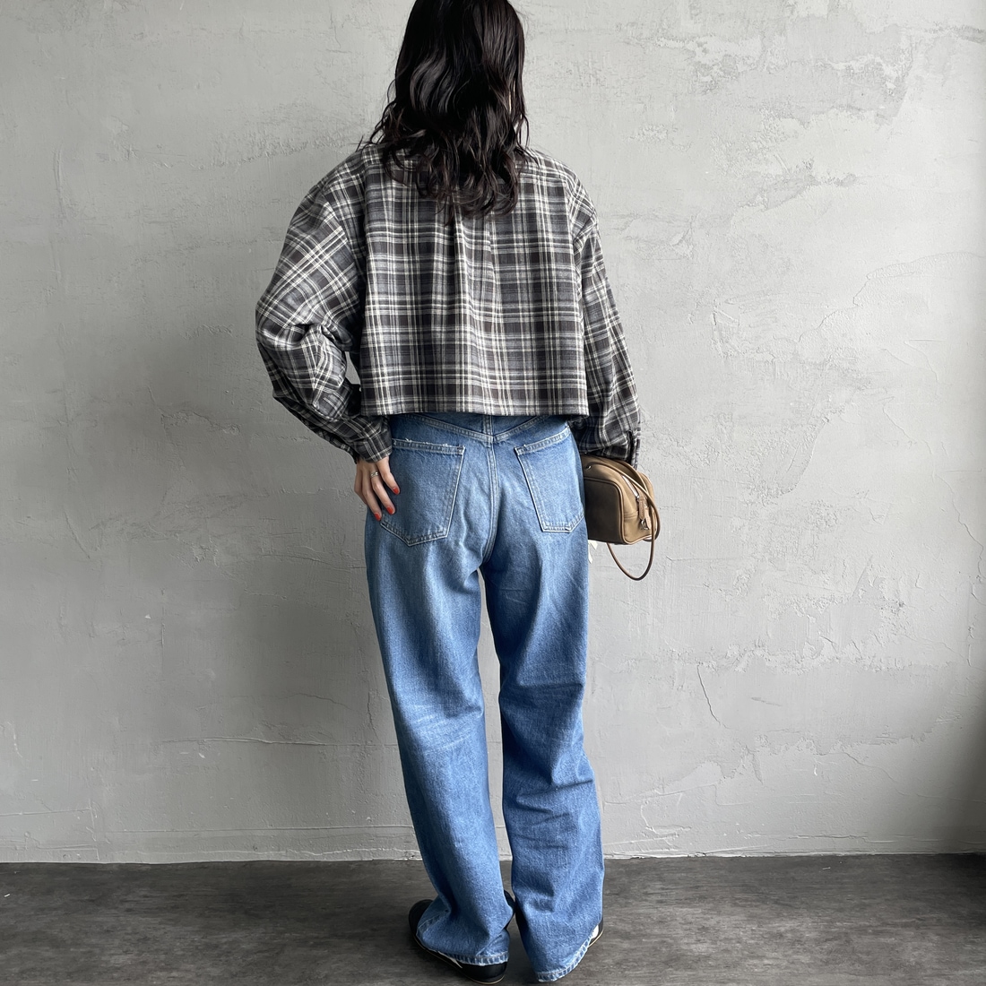 UNIVERSAL OVERALL [ユニバーサルオーバーオール] 別注 ショート丈ビッグポケットシャツ [U2533158IN-JF] GRAY &&モデル身長：160cm 着用サイズ：F&&