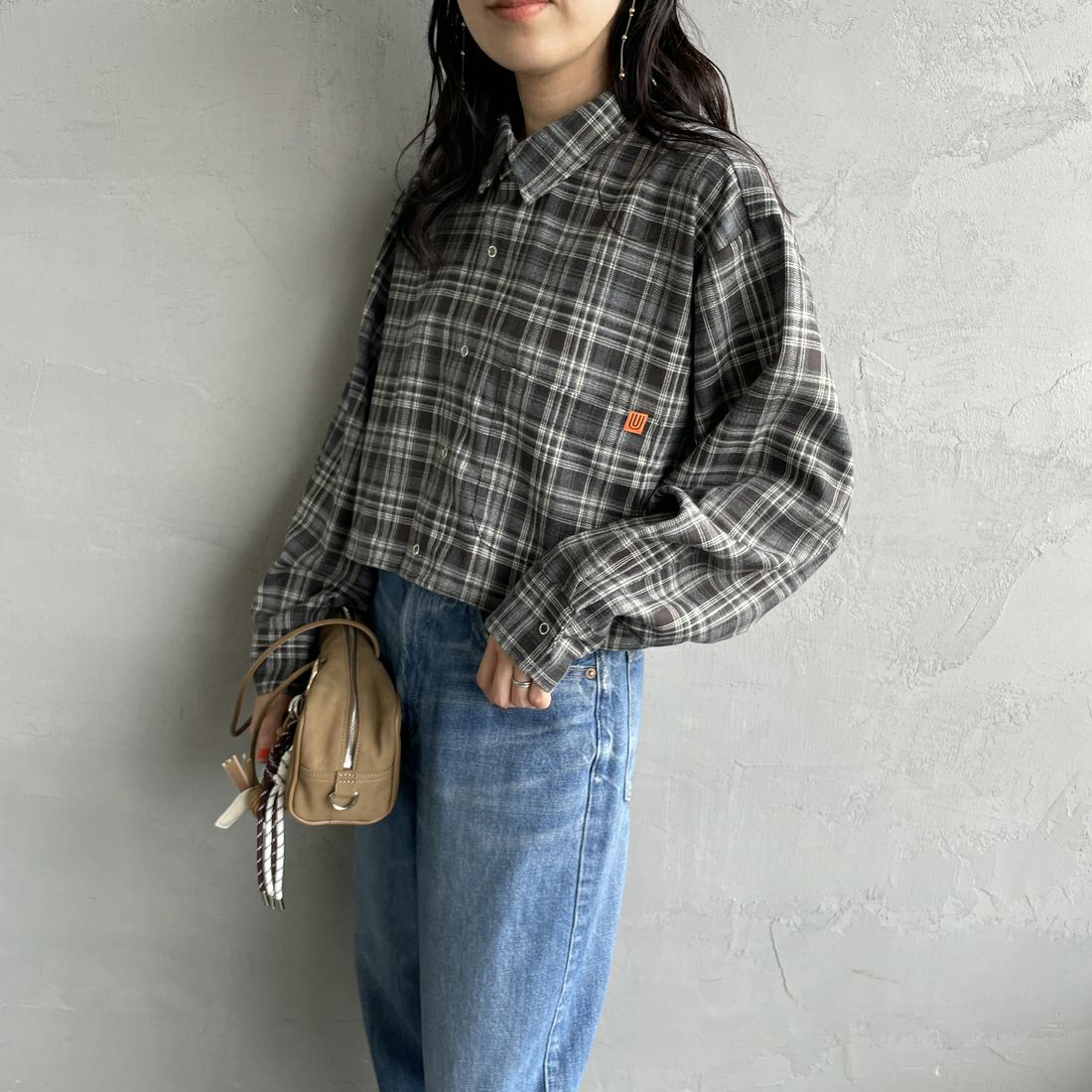 UNIVERSAL OVERALL [ユニバーサルオーバーオール] 別注 ショート丈ビッグポケットシャツ [U2533158IN-JF] GRAY &&モデル身長：160cm 着用サイズ：F&&