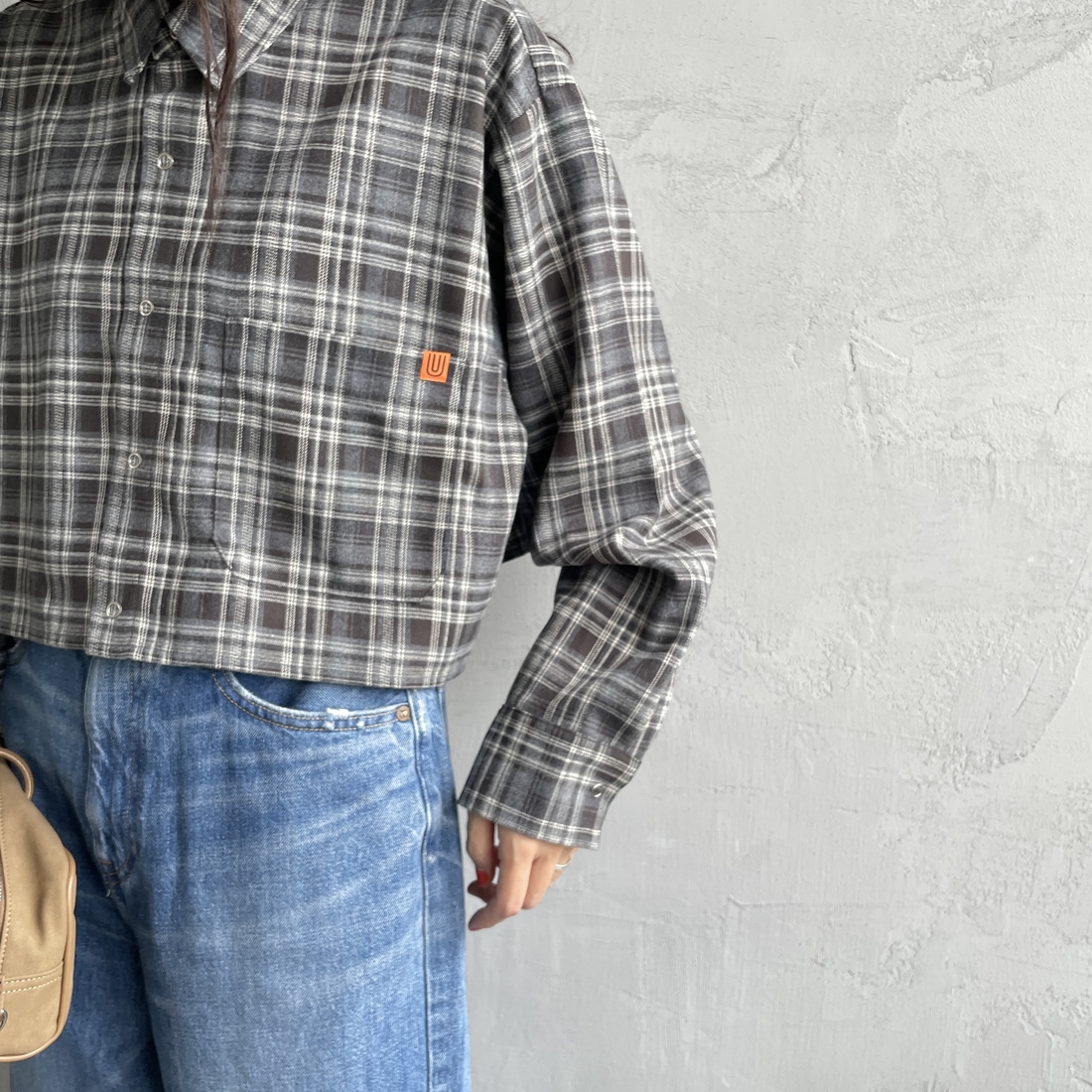 UNIVERSAL OVERALL [ユニバーサルオーバーオール] 別注 ショート丈ビッグポケットシャツ [U2533158IN-JF] GRAY &&モデル身長：160cm 着用サイズ：F&&