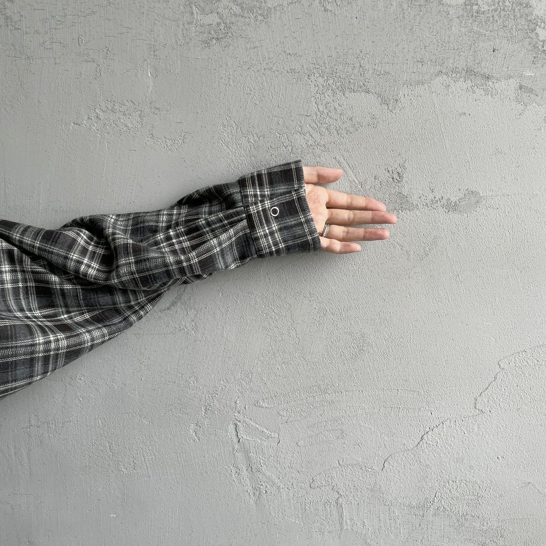 UNIVERSAL OVERALL [ユニバーサルオーバーオール] 別注 ショート丈ビッグポケットシャツ [U2533158IN-JF] GRAY &&モデル身長：160cm 着用サイズ：F&&