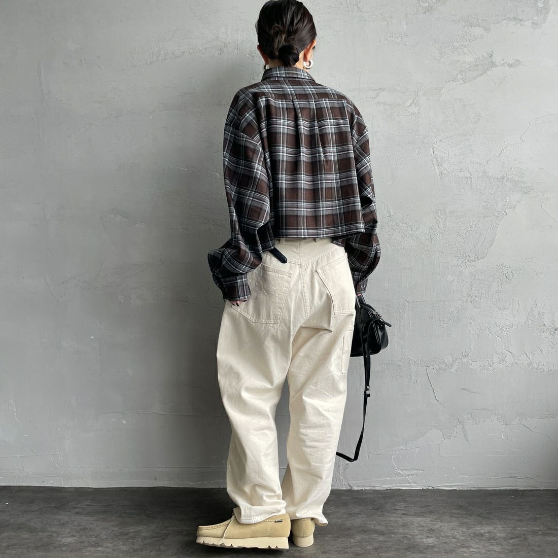 UNIVERSAL OVERALL [ユニバーサルオーバーオール] 別注 ショート丈ビッグポケットシャツ [U2533158IN-JF] BROWN &&モデル身長：150cm 着用サイズ：F&&