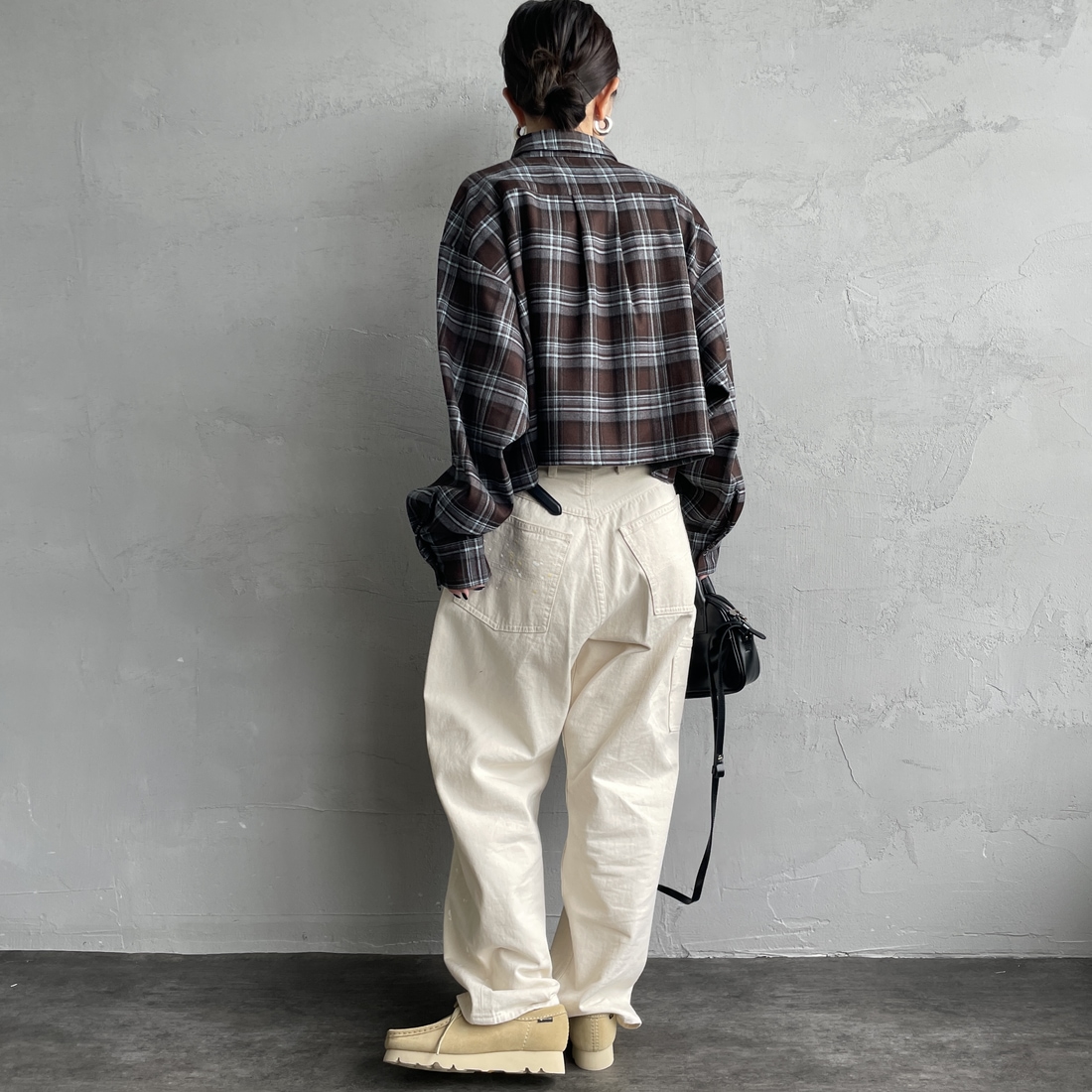 UNIVERSAL OVERALL [ユニバーサルオーバーオール] 別注 ショート丈ビッグポケットシャツ [U2533158IN-JF] BROWN &&モデル身長：150cm 着用サイズ：F&&