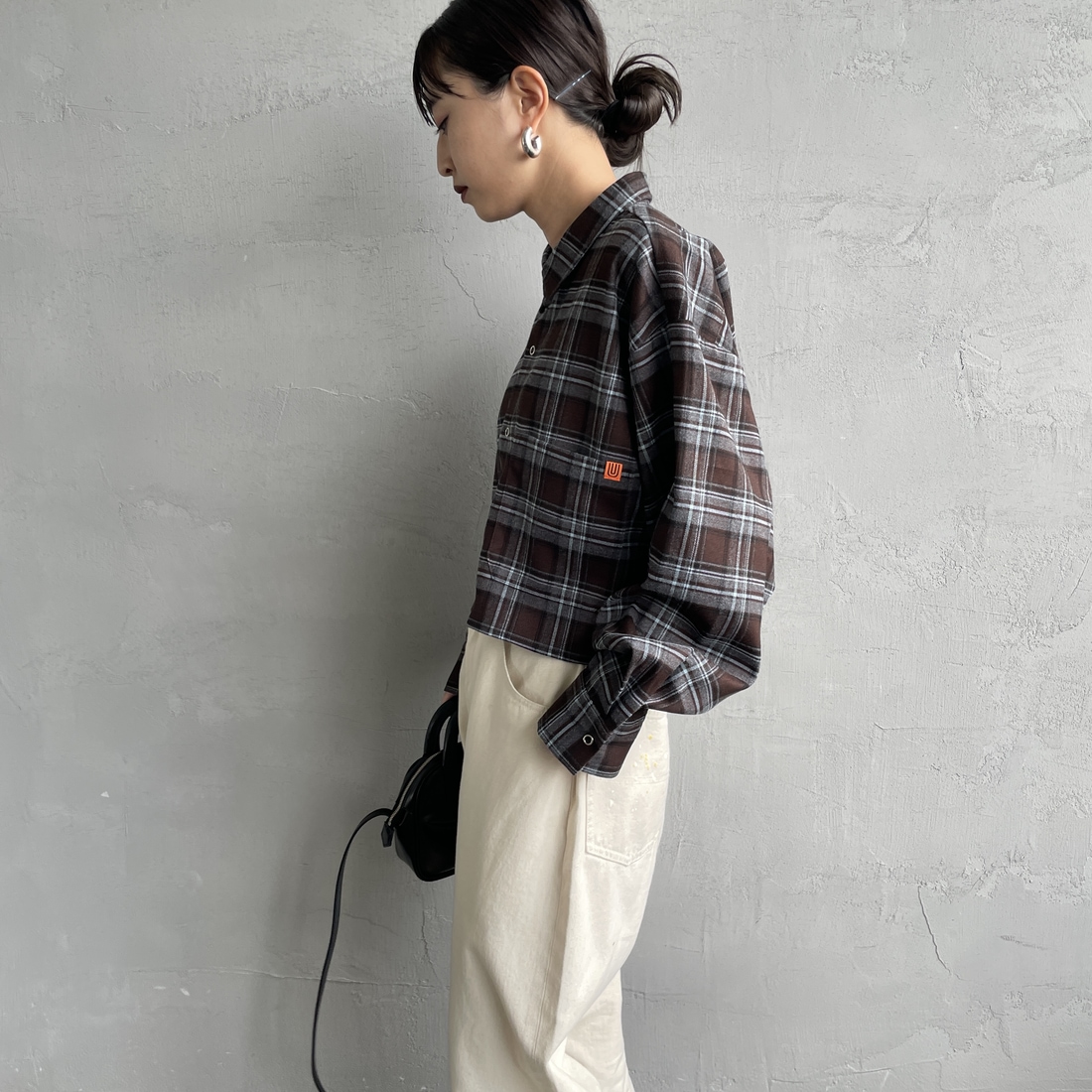 UNIVERSAL OVERALL [ユニバーサルオーバーオール] 別注 ショート丈ビッグポケットシャツ [U2533158IN-JF] BROWN &&モデル身長：150cm 着用サイズ：F&&