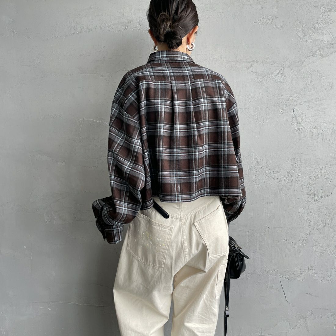 UNIVERSAL OVERALL [ユニバーサルオーバーオール] 別注 ショート丈ビッグポケットシャツ [U2533158IN-JF] BROWN &&モデル身長：150cm 着用サイズ：F&&