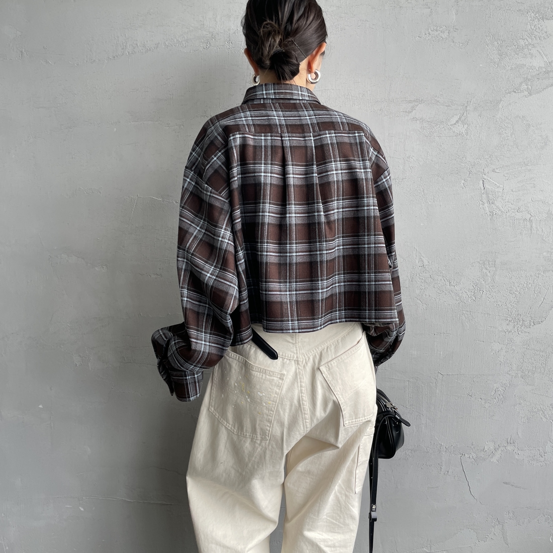 UNIVERSAL OVERALL [ユニバーサルオーバーオール] 別注 ショート丈ビッグポケットシャツ [U2533158IN-JF] BROWN &&モデル身長：150cm 着用サイズ：F&&