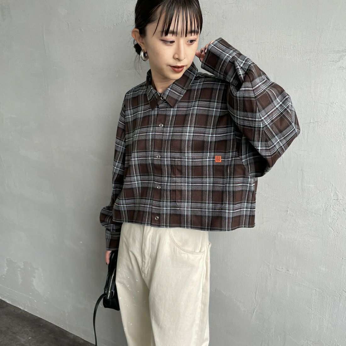 UNIVERSAL OVERALL [ユニバーサルオーバーオール] 別注 ショート丈ビッグポケットシャツ [U2533158IN-JF] BROWN &&モデル身長：150cm 着用サイズ：F&&